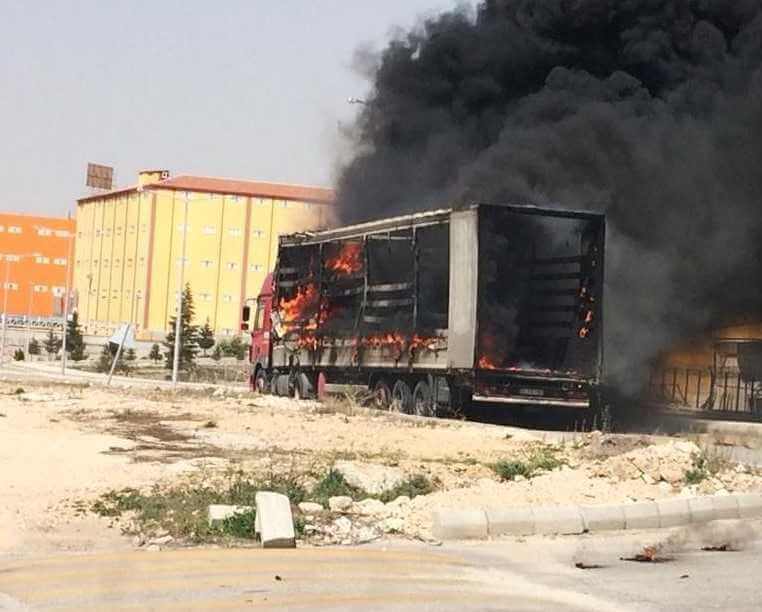 KARAMAN`DA PLASTİK MALZEME YÜKLENEN TIR ALEV ALDI !